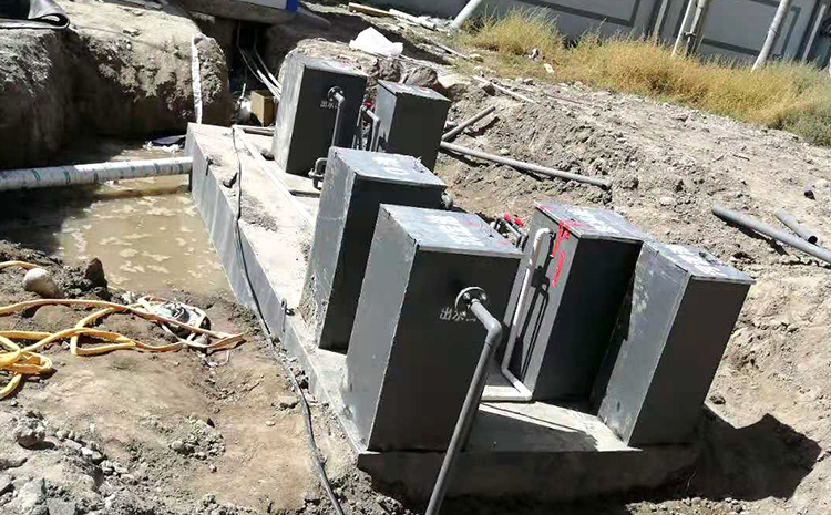 新疆阿克陶地區(qū)AO一體化污水處理設(shè)備安裝現(xiàn)場圖(圖5)